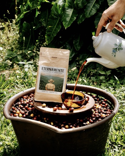Café Eternamente recién servido en la finca