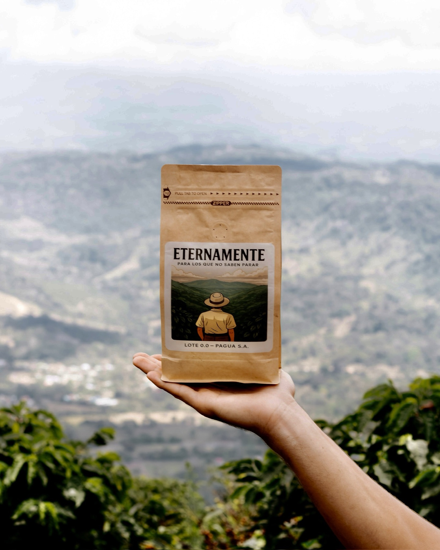 Bolsa de café Eternamente entre flores amarillas de corteza en Finca Pagua